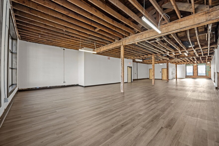 More Photos Of 207 S Garnett St, Henderson Flex For Lease