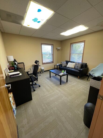 More Photos Of 1320-1326 Meridian Dr, Woodburn Office For Lease