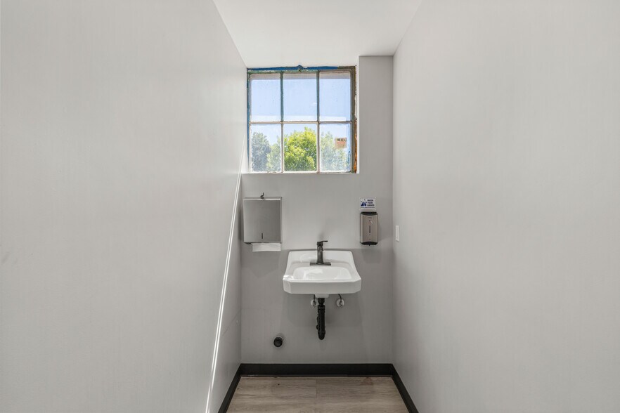 More Photos Of 1113 Castro Way, Sacramento Office For Sale