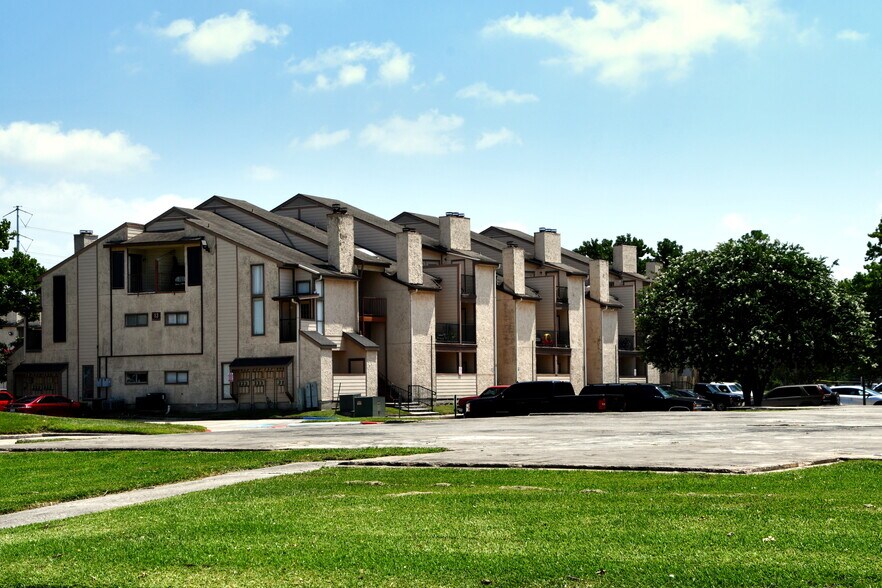 More Photos Of 206 Plaza Verde Dr, Houston Apartments For Sale