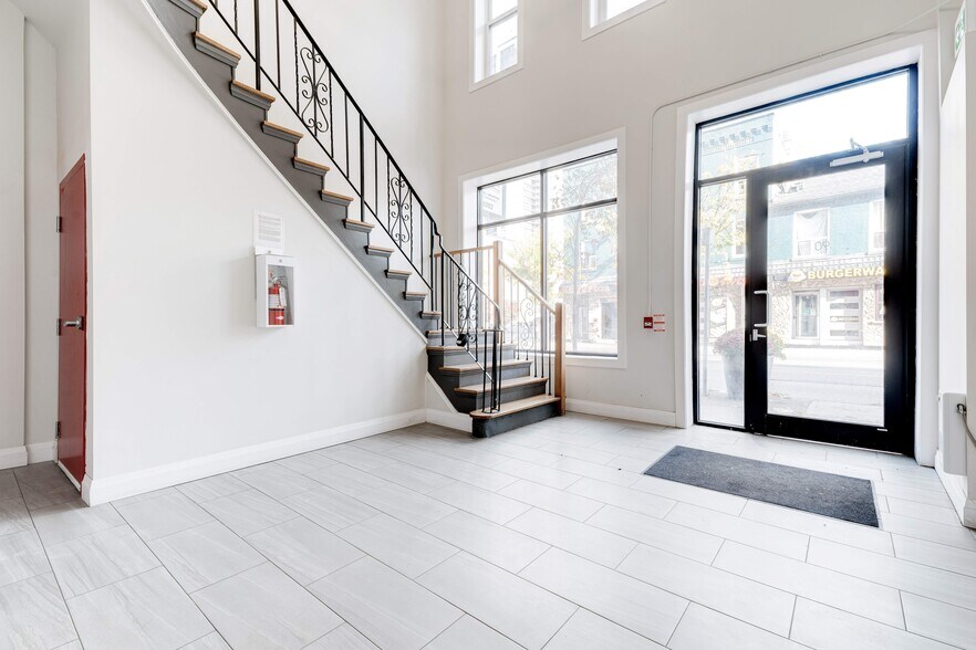 More Photos Of 90 John St S, Hamilton Storefront Retail Residential For Lease