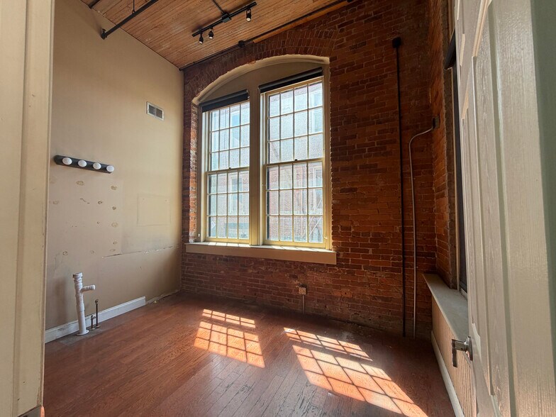 More Photos Of 100-110 W 2nd Ave, Rome Hotel For Lease