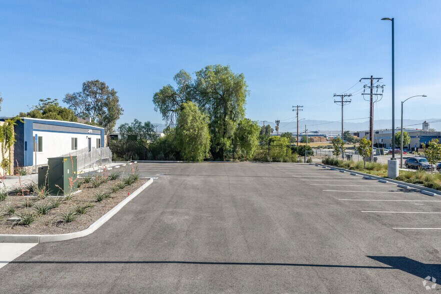 More Photos Of 2776 S Lilac Ave, Bloomington Contractor Storage Yard For Lease