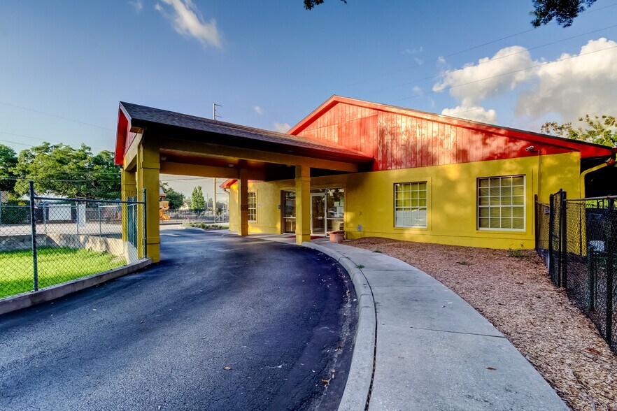 More Photos Of 8816 W Robson St, Tampa Religious Facility For Sale
