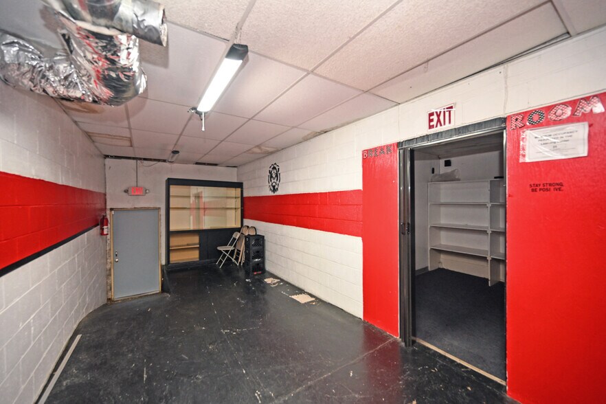 More Photos Of 6999 Colerain Ave, Cincinnati Storefront Retail Office For Lease