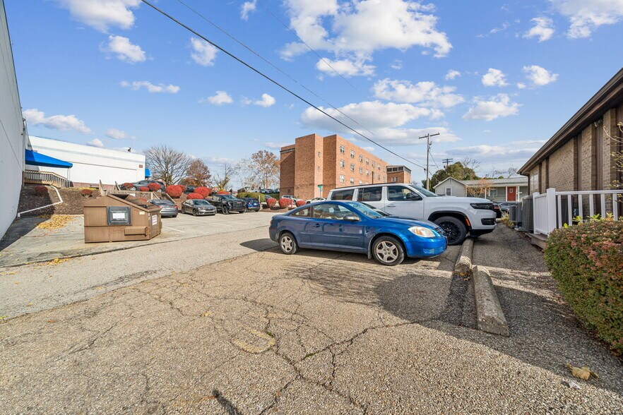 More Photos Of 985 Penn St, Brackenridge Medical For Sale