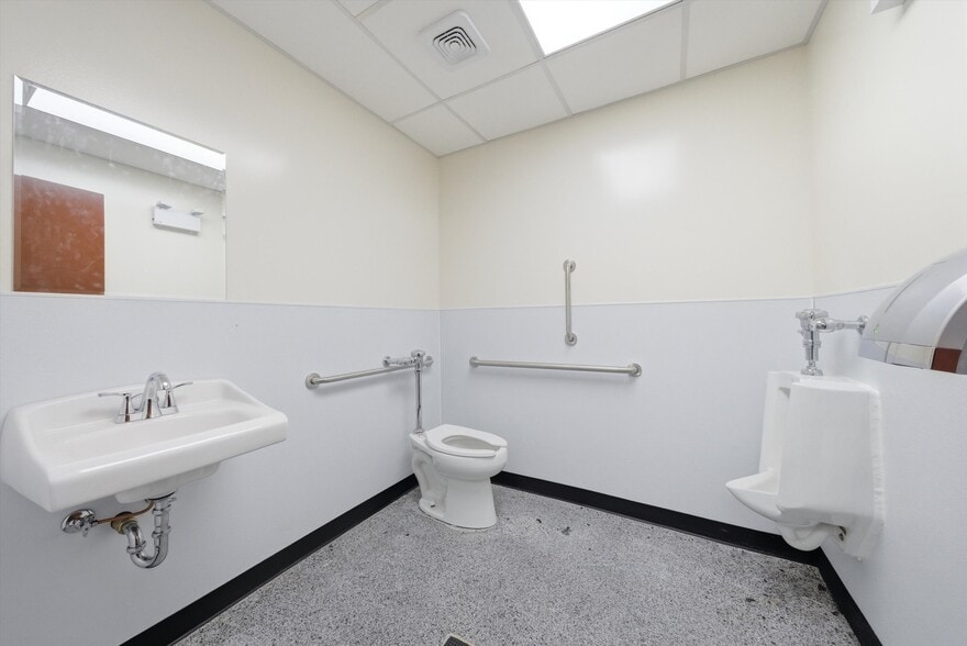 More Photos Of 2201 W Howard St, Chicago Restaurant For Lease