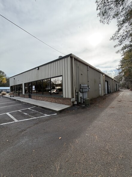 More Photos Of 3208 Mill St, Summerville Showroom For Lease