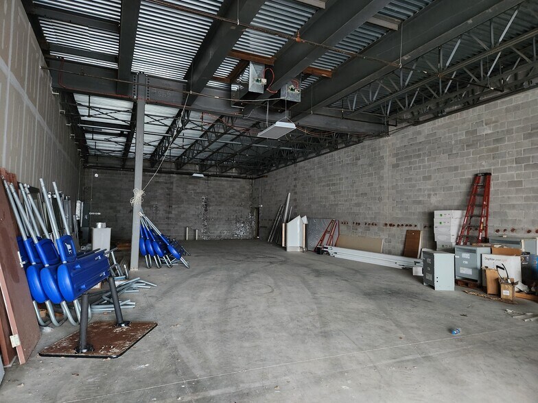 More Photos Of 376 Universal Dr N, North Haven Storefront For Lease