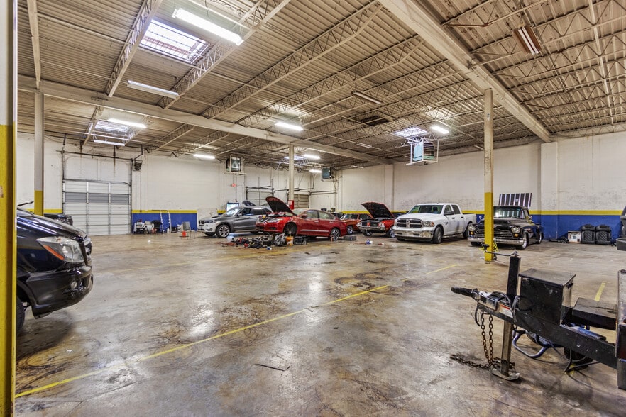 More Photos Of 1862 LATHAM St, Memphis Warehouse For Sale