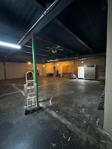 More Photos Of 5225 NE Chouteau Tfwy, Kansas City Freestanding For Lease