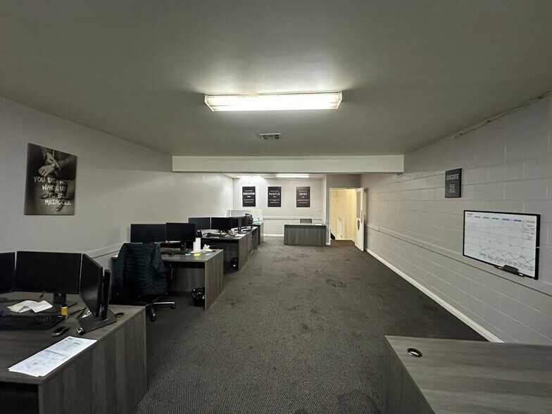 More Photos Of 1735 Hale St, Glendale Flex For Lease