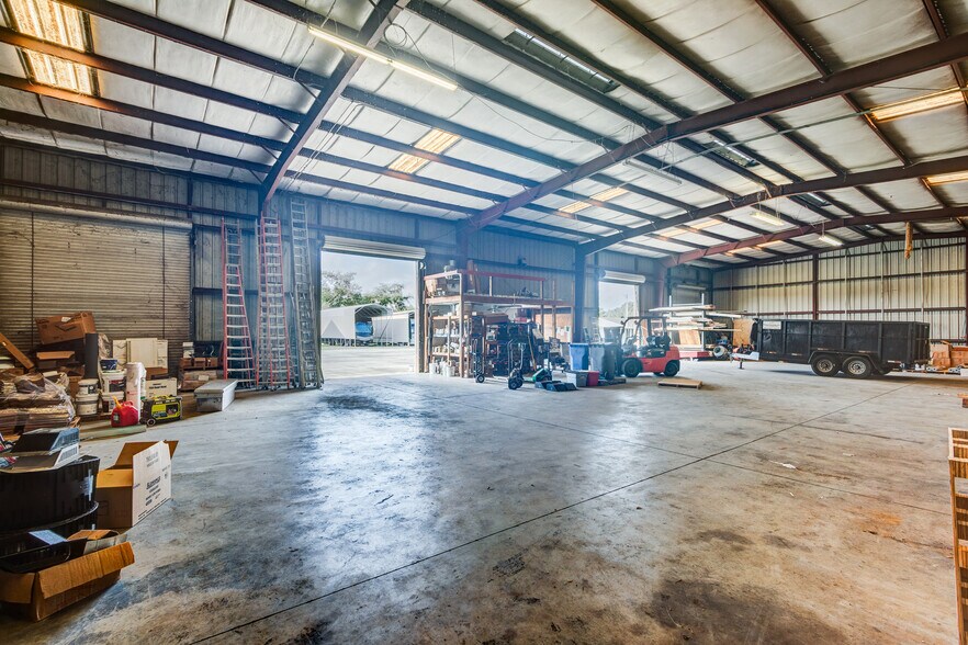 More Photos Of 6901 S 78th St, Riverview Warehouse For Lease