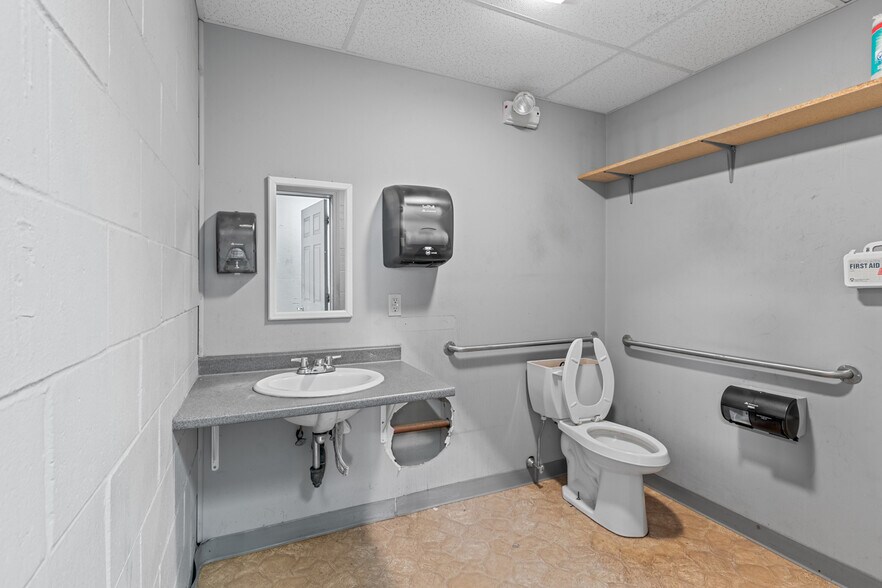 More Photos Of 86 Winter St, Haverhill General Retail For Sale