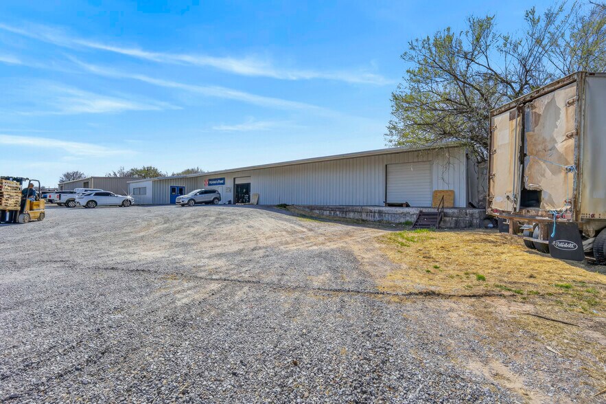 More Photos Of 1505 N Main St, Newcastle Warehouse For Sale