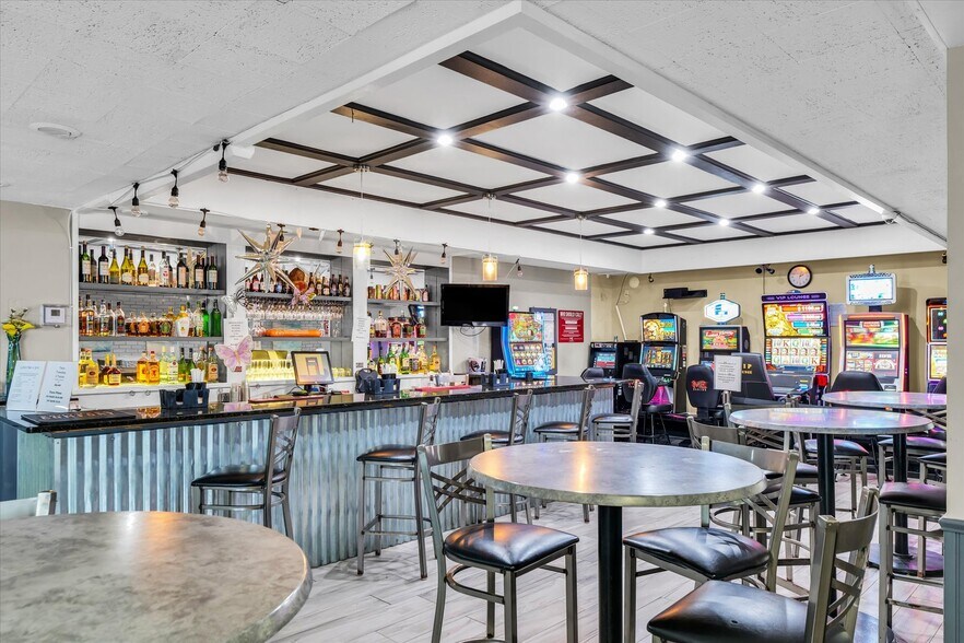 More Photos Of 1907 N Cunningham Ave, Urbana Hotel For Sale