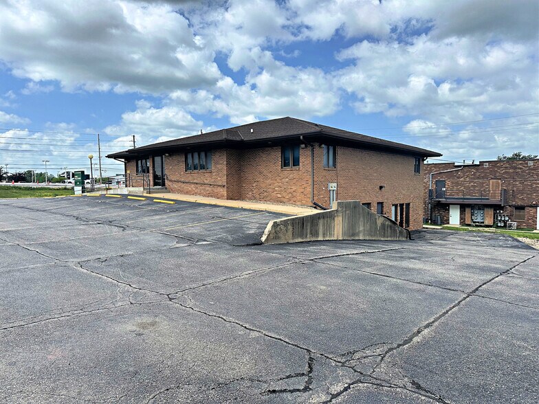 More Photos Of 305 E San Marnan Dr, Waterloo Medical For Sale