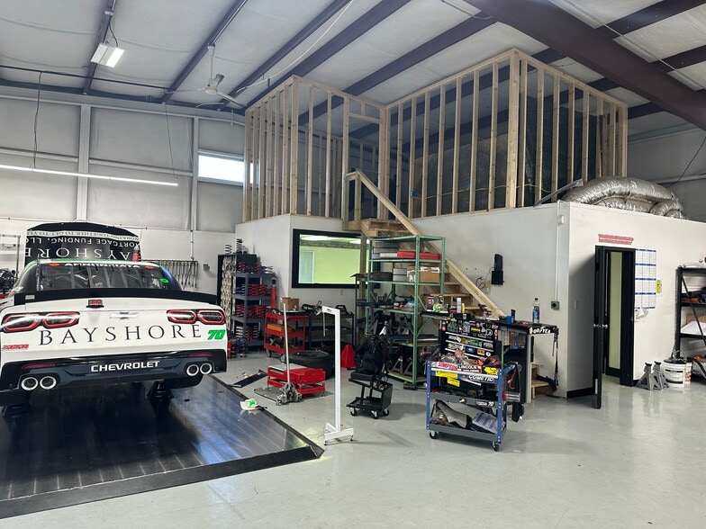 More Photos Of 1046 Gateway Dr, Mooresville Auto Repair For Lease