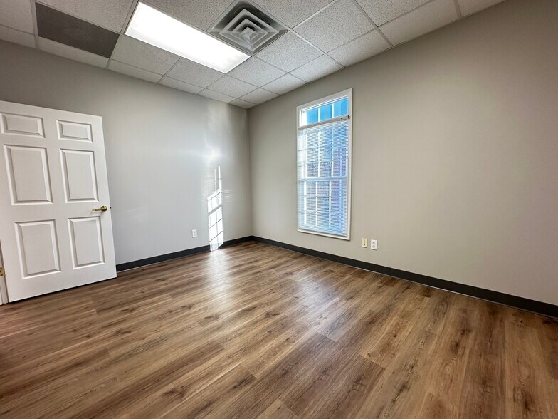 More Photos Of 406 Blankenbaker Pky, Louisville Office For Sale