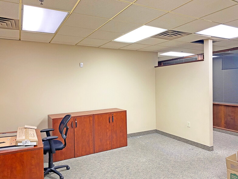 More Photos Of 300 E Main St, Lexington Office For Sale