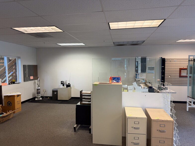 More Photos Of 6510 Rosewood St, Lake Oswego Warehouse For Lease