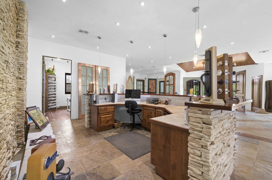 More Photos Of 1703 Highway 35 S, Rockport Office Residential For Lease