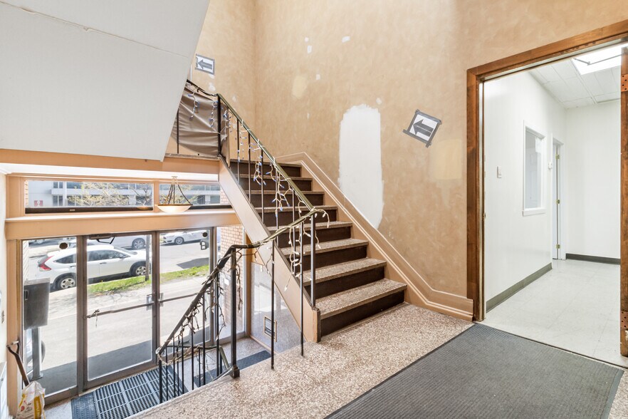 More Photos Of 8270 Av Mountain Sights, Montréal Office For Sale