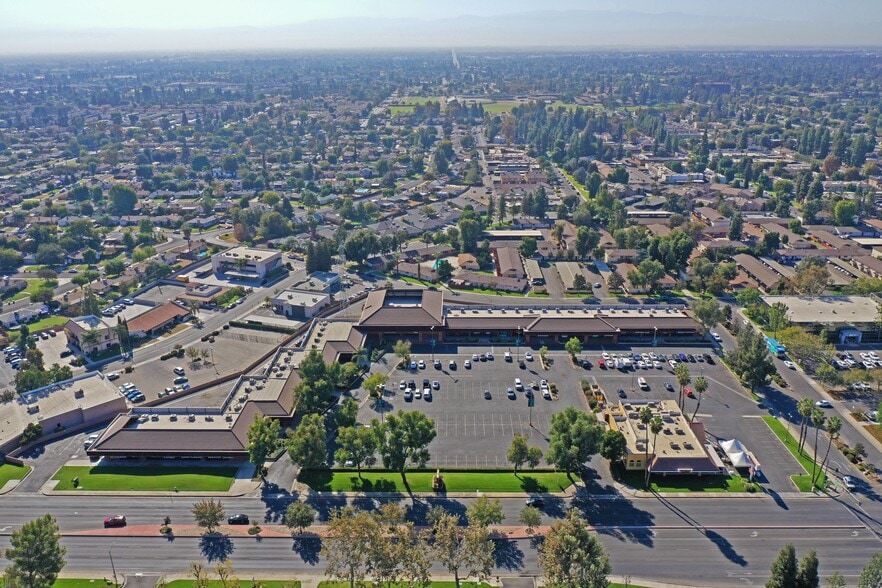 More Photos Of 4823 Stockdale Hwy, Bakersfield Unknown For Lease