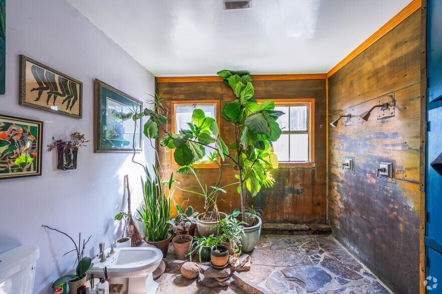More Photos Of 1200 24th St, Oakland Warehouse For Sale