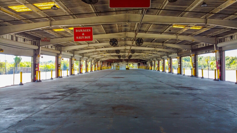 More Photos Of 9801 Palm River Rd, Tampa Truck Terminal For Lease