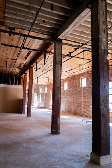 More Photos Of 200 N Canal St, Natchez Flex For Sale