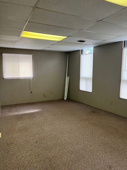 More Photos Of 60 Minnesota Ave, Warwick Warehouse For Lease