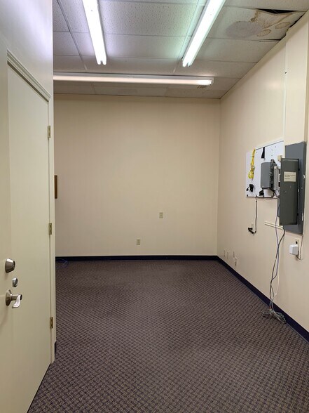 More Photos Of 1003-1047 W 7th St, Auburn Unknown For Lease