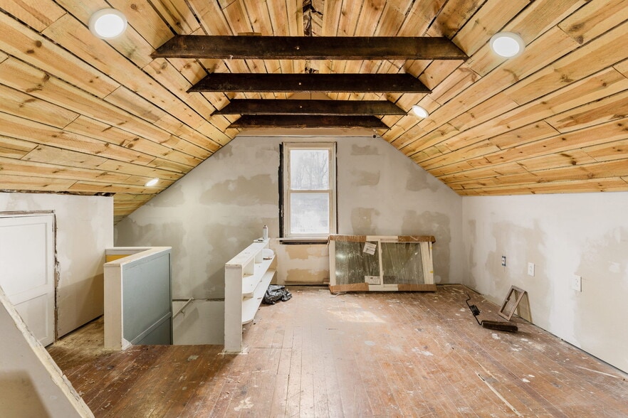 More Photos Of 565 S Meridian Rd, Youngstown Freestanding For Sale