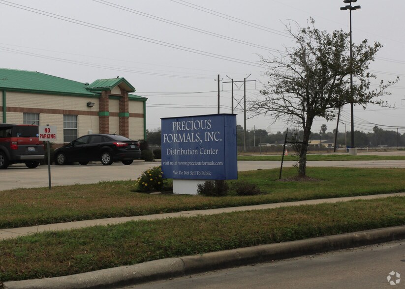 More Photos Of 451 Landing Blvd, League City Office For Sale