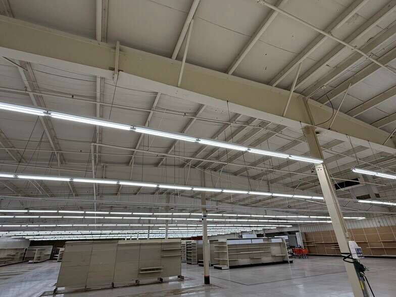 More Photos Of 1407 38th St, Peru Freestanding For Sale