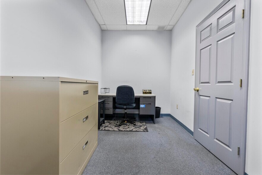 More Photos Of 378 Windsor Ave, Windsor Office For Sale