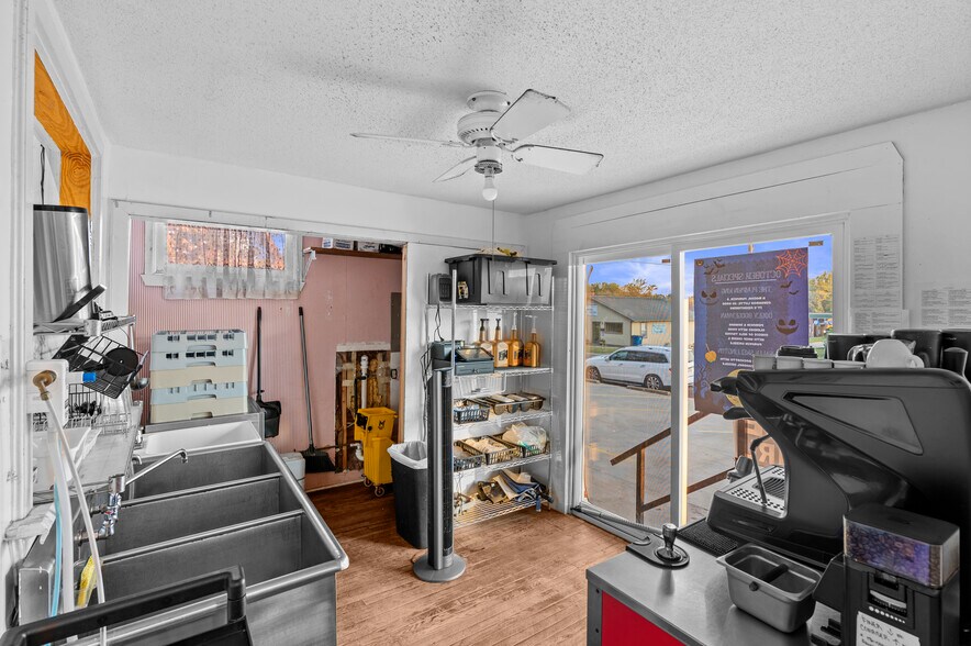 More Photos Of 202 N Newsom St, Mineola General Retail For Sale