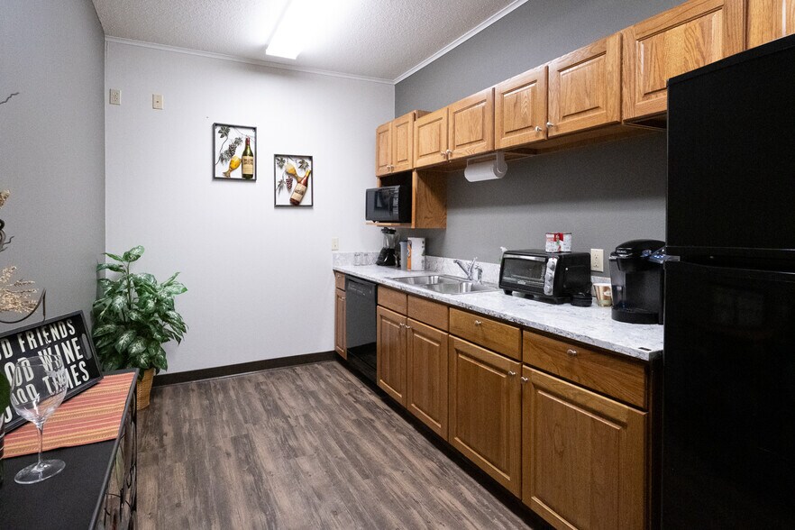 More Photos Of 40 Good Counsel Dr, Mankato Office For Sale