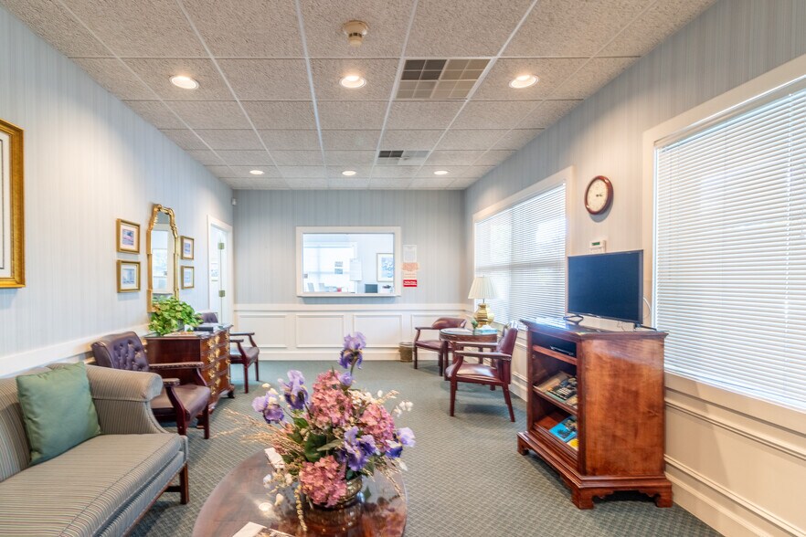 More Photos Of 1421 Ross Dr, Dalton Office For Sale