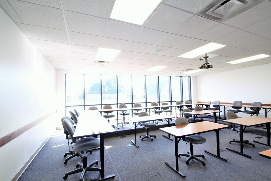 More Photos Of 14240 Dante Ave, Dolton Loft Creative Space For Lease