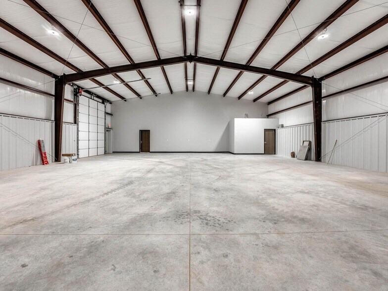 More Photos Of 1736 Red Oak Lane, Guthrie Warehouse For Lease