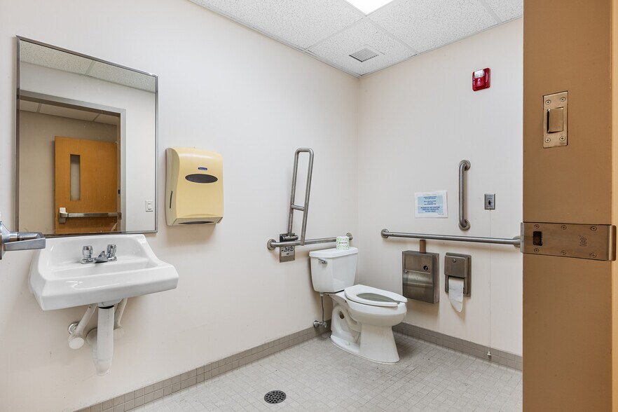 More Photos Of 183 Providence New London Tpke, North Stonington Unknown For Lease