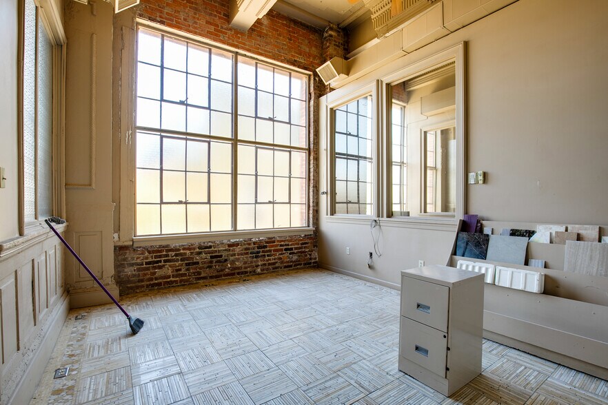 More Photos Of 113 W Bank St, Petersburg Warehouse For Sale
