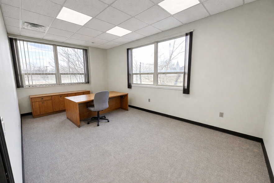 More Photos Of 205 E 1st Ave, Roselle Warehouse For Lease