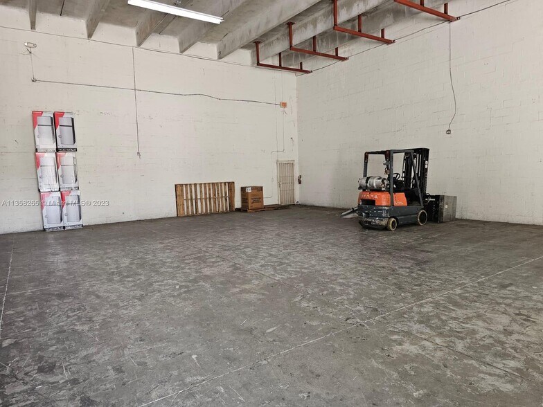 More Photos Of 10475 NW 37th Ter, Miami Warehouse For Lease