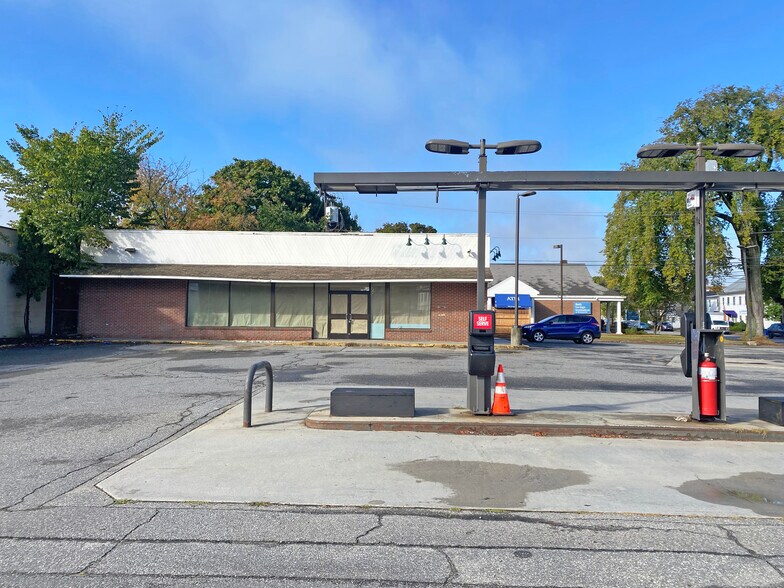 More Photos Of 152 Maine St, Brunswick Convenience Store For Lease