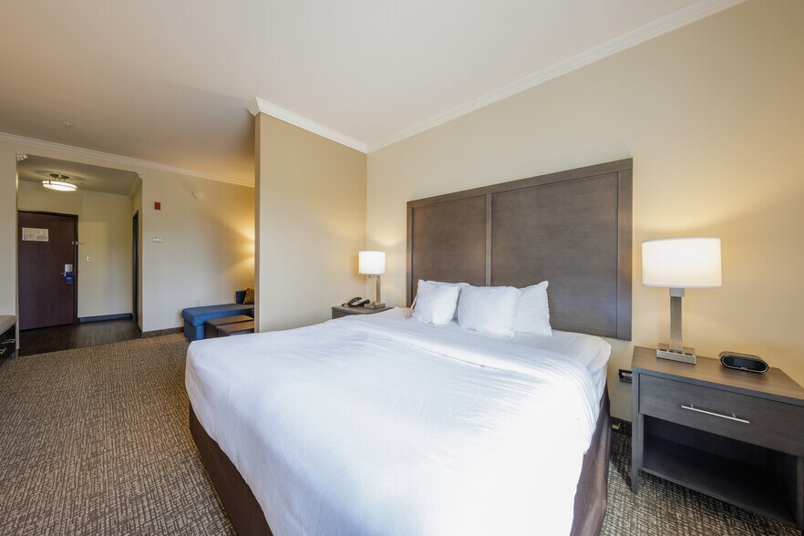 More Photos Of 201 SE Interstate Dr, Lawton Hotel For Sale