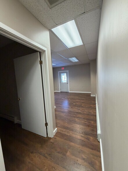More Photos Of 72-74 Black Mountain Rd, Brattleboro Showroom For Lease