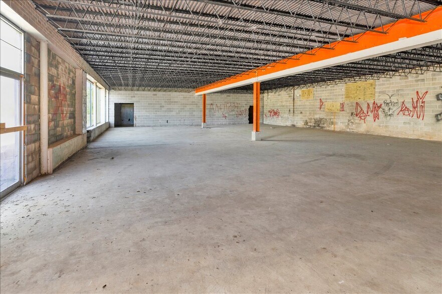 More Photos Of 2025-2027 Center Point Pky, Birmingham Freestanding For Sale